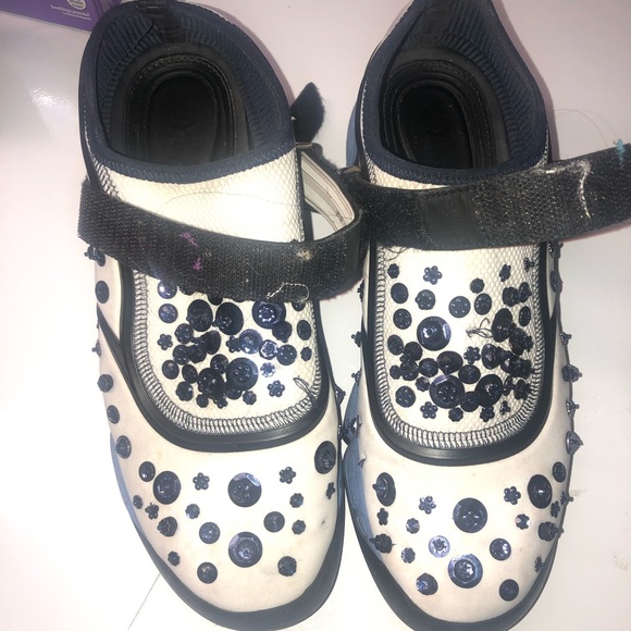 Sneakers - Picture 2 of 6